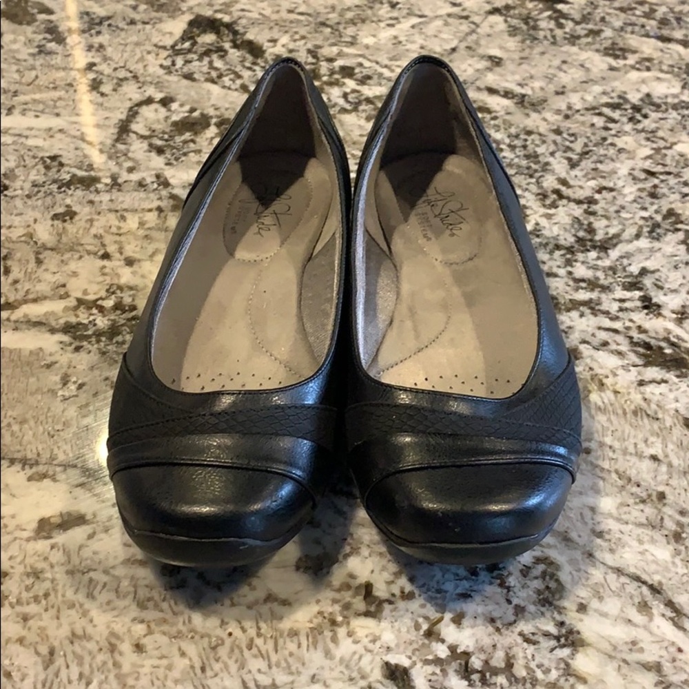 Life Stride Black Leather Flat Sz 8